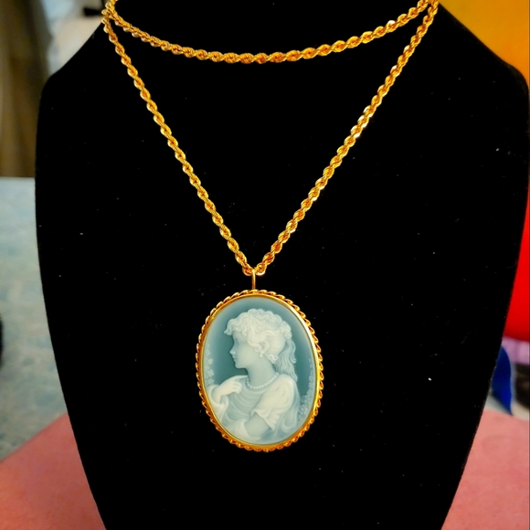 Green Agate & Shell Cameo Pendant/Brooch in 18K Solid Gold - Picture 4 of 11